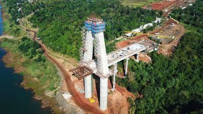 Culminó empuje de los cuatro tramos del tablero del Puente de la Integración en el lado paraguayo - Nacionales - ABC Color