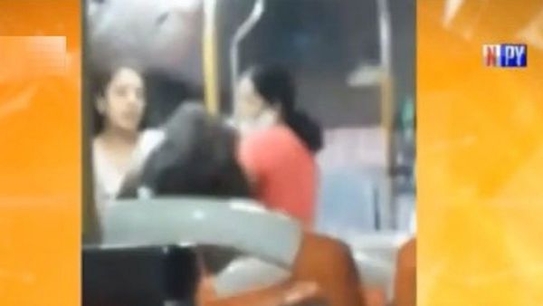 Pasajeras a los golpes en un colectivo tras reclamo del uso de tapabocas