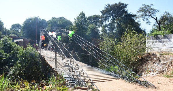 La Nación / Comuna capitalina y vecinos reconstruyen puente que une dos importantes barrios de Zeballos Cué