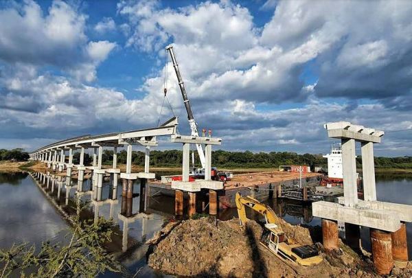 Inició el montaje de últimas vigas del puente sobre el río Tebicuary en Ñeembucú