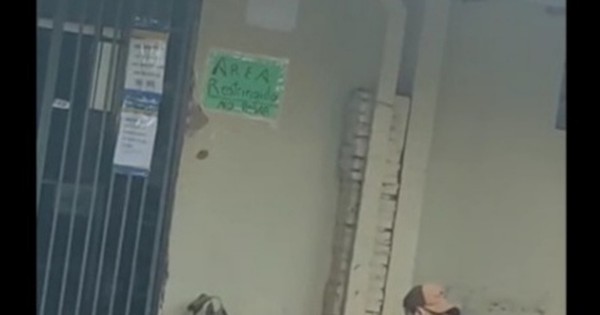 La Nación / Viral: todas las tardes joven lleva serenata a su mamá en el Hospital Regional de Concepción