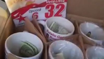 Viralizan video de precandidato de Limpio con dinero en tazas