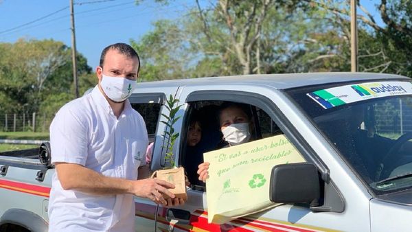 Funcionarios de Yacyretá entregan plantínes para conmemorar Día Mundial del Medioambiente