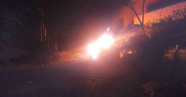 La Nación / Incendian tractor para evitar demolición
