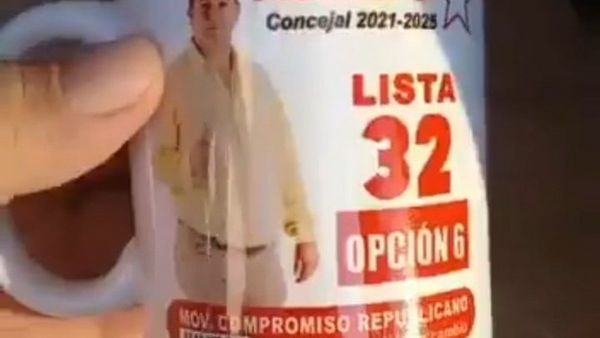 Precandidato cuestionado por regalar tazas con dinero