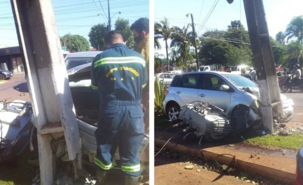 Psicóloga al volante echa hasta el transformador tras chocar columna