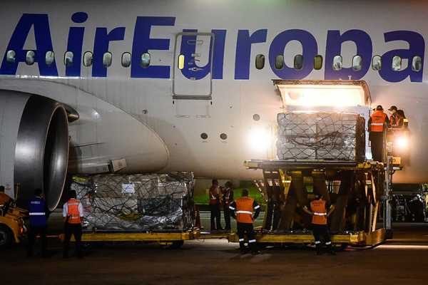 Arribó al Paraguay el primer lote de vacunas Moderna para embarazadas | .::Agencia IP::.