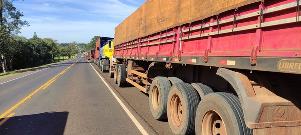 CAMIONEROS LEVANTAN PARO Y PRESENTAN PROYECTO DE LEY PARA PRECIOS DEL FLETE