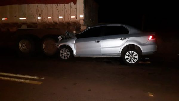 Conductor se salvó de la muerte tras embestir aparatosamente contra camión volquete