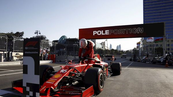 Charles Leclerc sale primero en Bakú