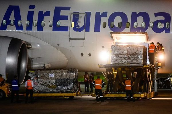 Arribó al Paraguay el primer lote de vacunas Moderna para embarazadas - La Clave
