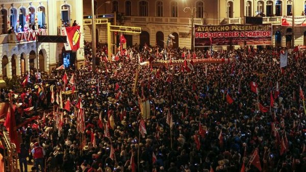Pese a las restricciones, Fujimori y Castillo cerraron la campaña con actos masivos en Perú
