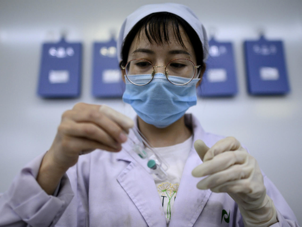 China autorizó el uso de emergencia de la vacuna CoronaVac para menores | El Independiente
