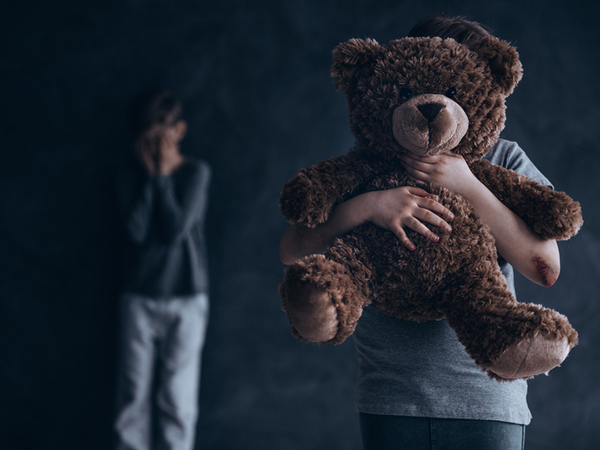Rescatan a 7 niños que supuestamente eran abusados por su padre