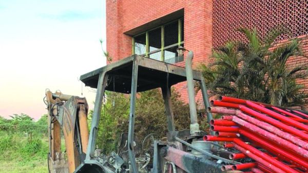 Quemaron tractor que trabajaba en la demolición del Cerro Corá