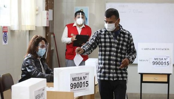 Perú habilita centros de votación para segunda vuelta entre Fujimori y Castillo