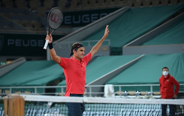 Federer se mete en octavos tras superar a Koepfer y a la madrugada