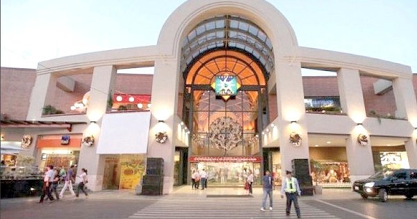 La Nación / Habilitan shoppings de capital como vacunatorios