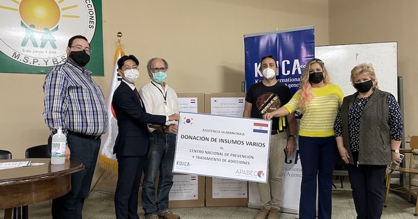 La Nación / Ex becarios de Corea entregan donaciones