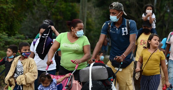 La Nación / Mientras llegan soluciones, migrantes en Guatemala siguen con la meta de llegar a EEUU