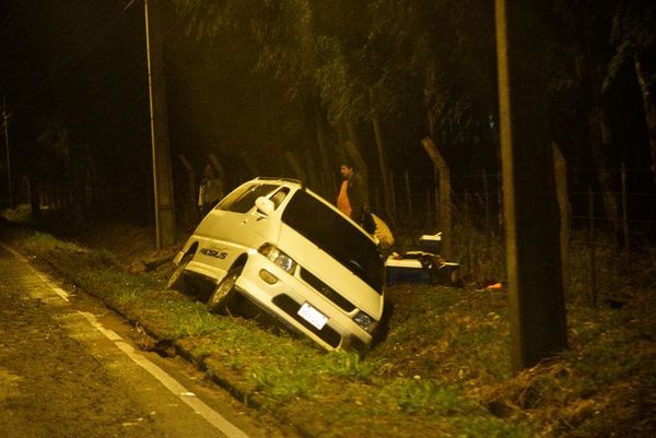 Vehículo cae a banquina en medio de la lluvia en Luque - Nacionales - ABC Color