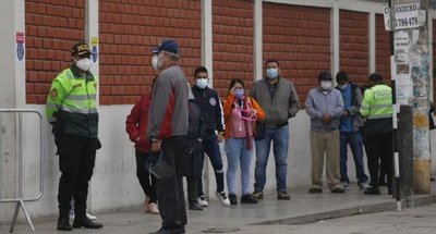 Abren los centros de votación de Perú en reñido balotaje