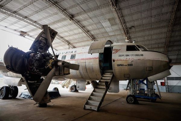 Amantes de la aviación recuperan un avión abandonado por décadas en Paraguay - Nacionales - ABC Color