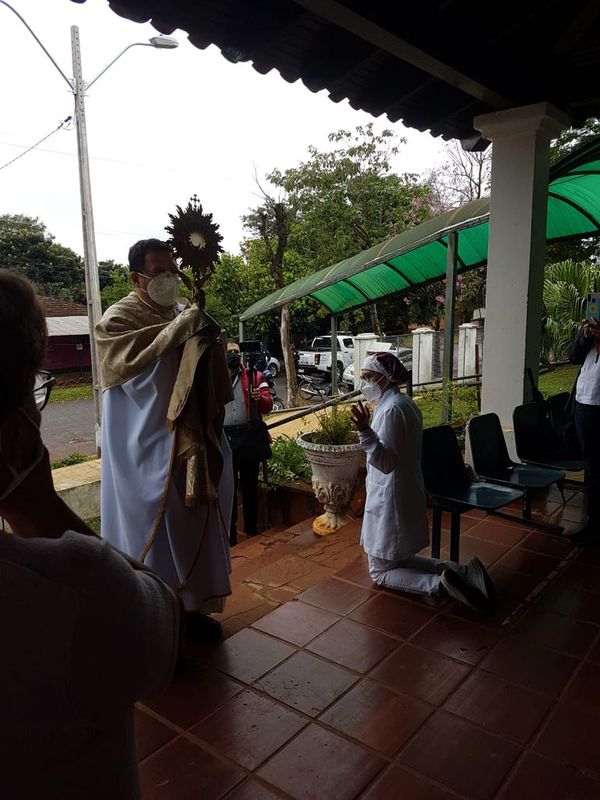 Bendición con el Santísimo Sacramento a los enfermos y fieles de San Ignacio - Nacionales - ABC Color