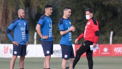Eduardo Berizzo no da pistas si pondrá doble 9 ante Brasil