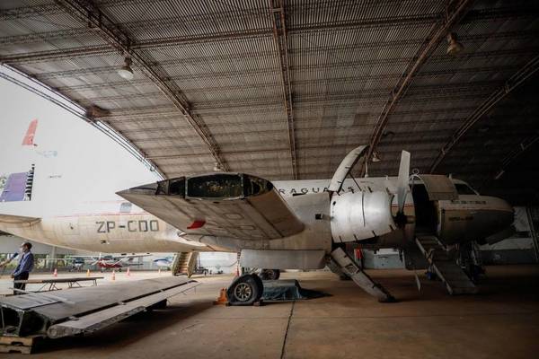 Recuperan avión abandonado por décadas en Paraguay