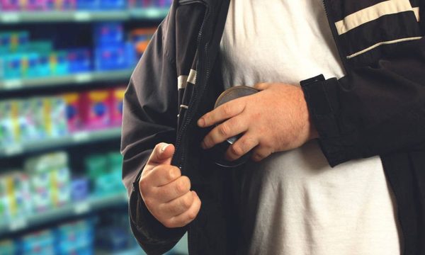 Dueño de bodega atrapó a ladrón que le robó 30 veces