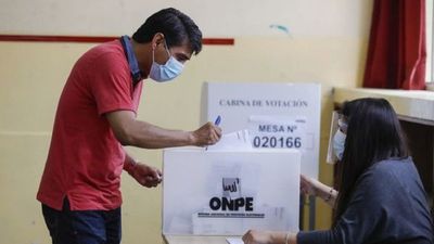 Perú vota con normalidad en sus elecciones más polarizadas