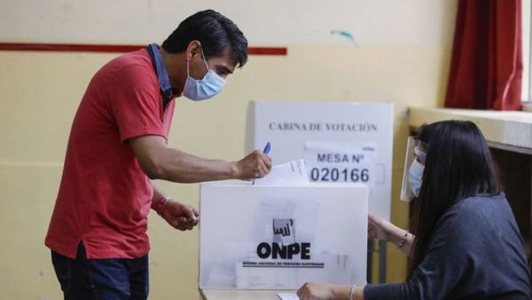 Perú vota con normalidad en sus elecciones más polarizadas