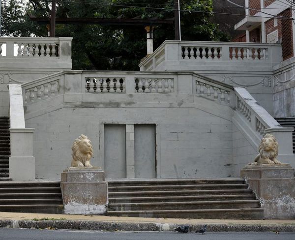 Volvieron los custodios: Leones de la escalinata fueron restaurados - Nacionales - ABC Color