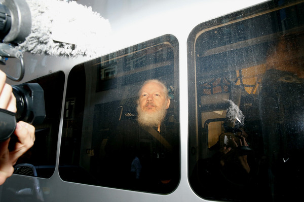 Julián Assange detenido en Londres. - El Trueno