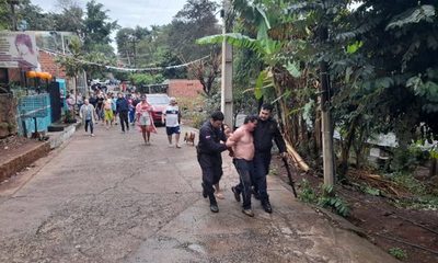 Vecinos atrapan a hombre que mató a su hijastro