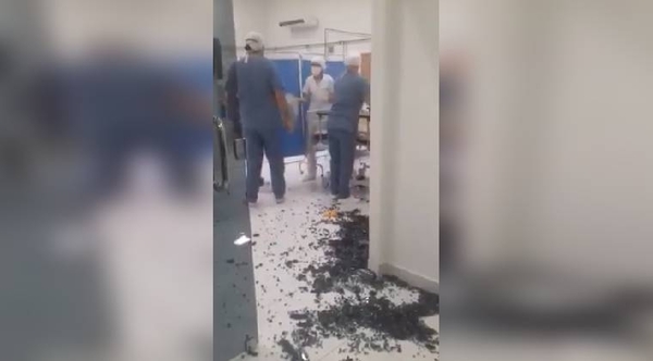 Diario HOY | VIDEO | Familiar de un paciente fallecido rompió puerta de blindex en el Hospital de Villa Elisa