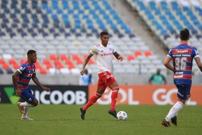 El Fortaleza golea al Inter, lidera en Brasil y complica al español Ramírez - Fútbol Internacional - ABC Color