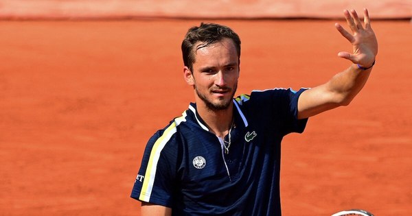 La Nación / Medvedev y Tsitsipas aplastan