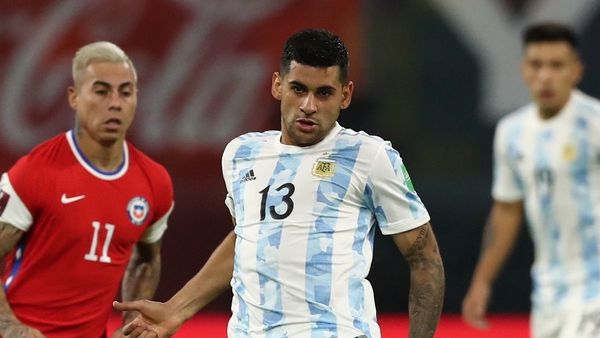 Scaloni prueba la línea de cinco atrás