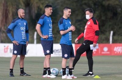 Eduardo Berizzo no da pistas si pondrá doble 9 ante Brasil