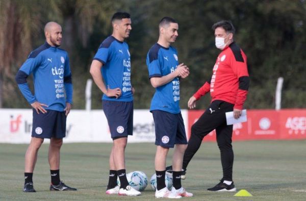Eduardo Berizzo no da pistas si pondrá doble 9 ante Brasil