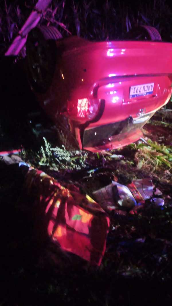 Abogado muere al volcar y estrellarse con su auto contra columna de la ANDE - La Clave