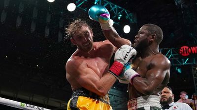 Floyd Mayweather domina a Logan Paul en espectáculo de boxeo