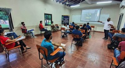 Mujeres se capacitan en el área de la construcción