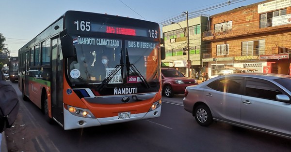 La Nación / Pasajeros siguen denunciando aglomeración en buses y reguladas