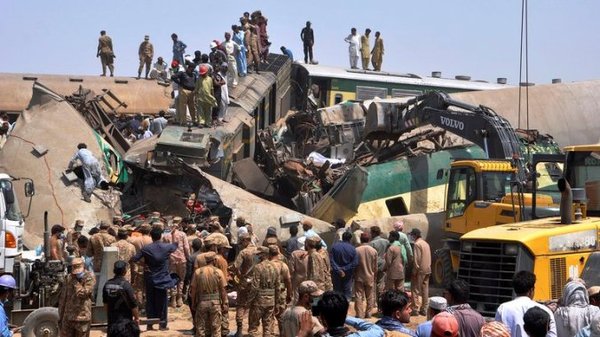 Chocaron dos trenes con mil personas a bordo en Pakistán: al menos 38 muertos | .::Agencia IP::.