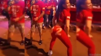 Usan a las mujeres para mostrar cola y pedir votos