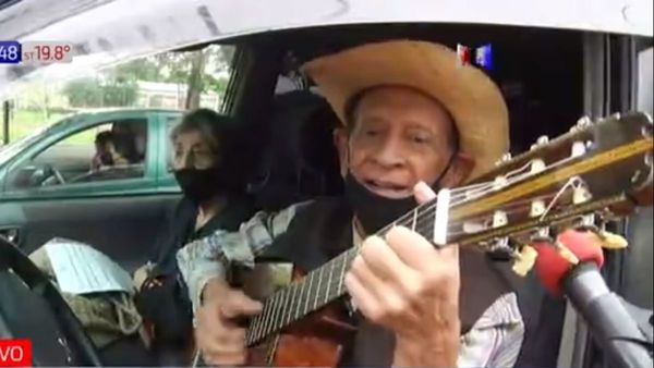 Llevó su guitarra al vacunatorio y cantó desde el coche