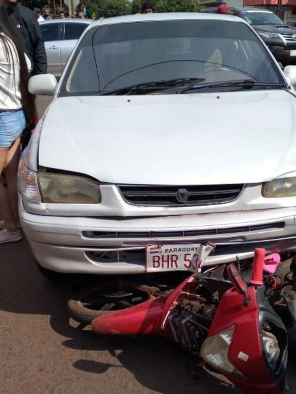 Mujer con dos niñas a bordo una motocicleta fueron embestidas por conductor alcoholizado